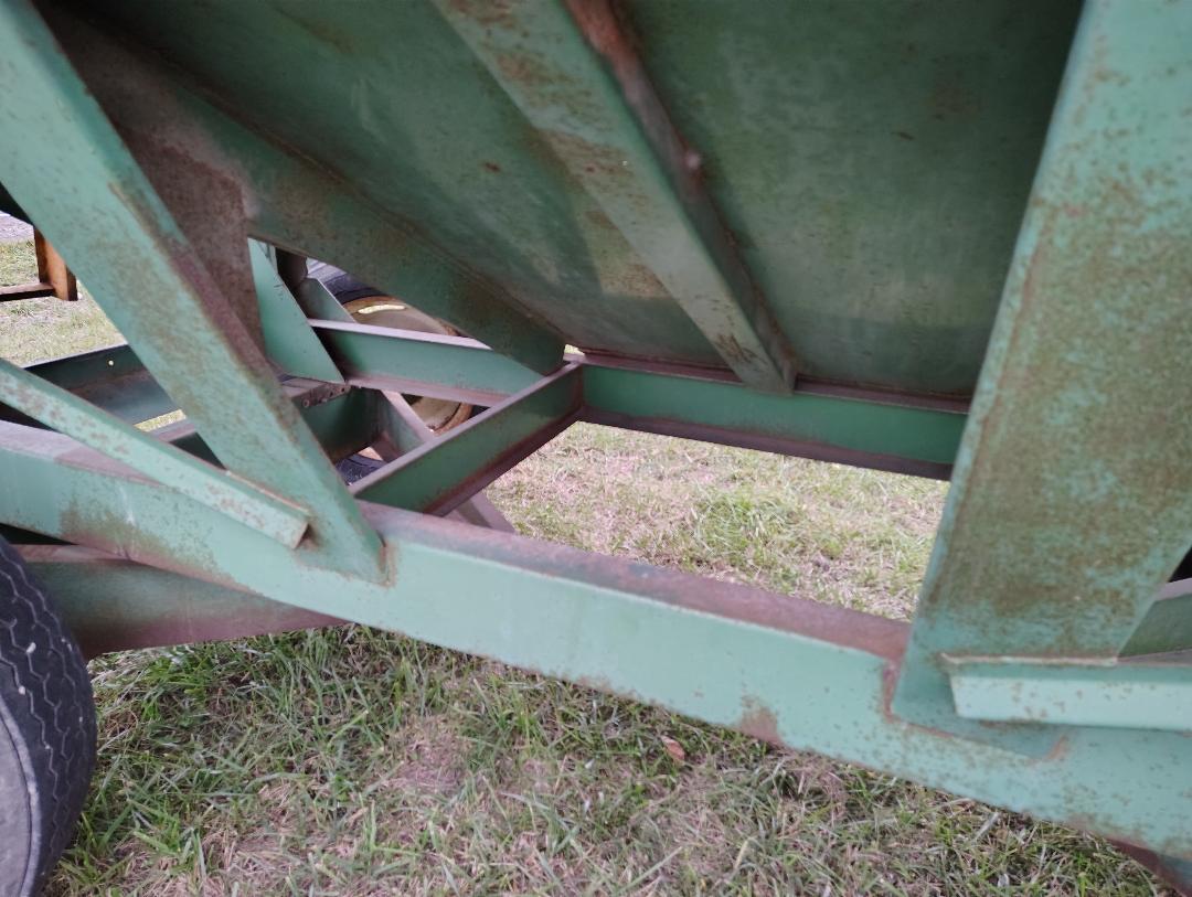 JOHN DEERE 350-22 Gravity Wagon - Image 17